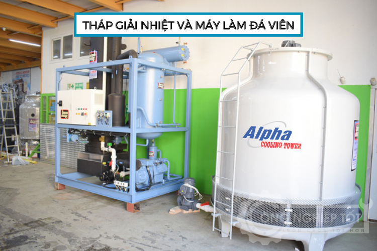 Tháp giải nhiệt được lắp đặt cho máy làm đá viên sử dụng nước để làm mát